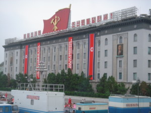 Edificio y bandera Pyongyang