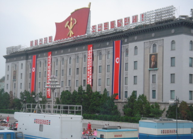 Edificio y bandera Pyongyang