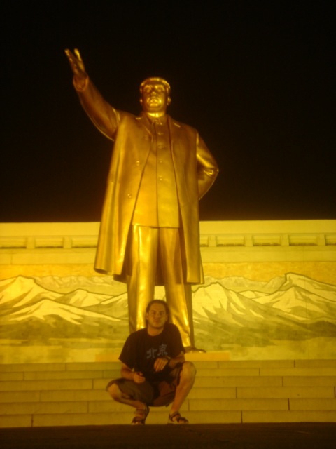 José Antonio con estatua de Kim Il-Sung